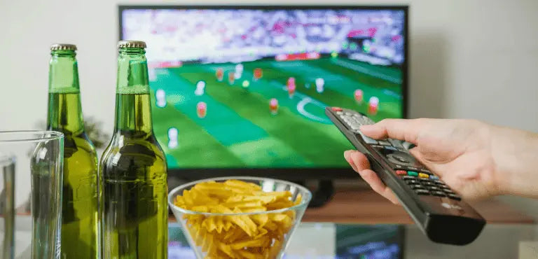 Sofá, cerveza, picoteo y partidazo: así se monta el plan futbolero perfecto en casa