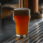 un vaso de cerveza Tyris de color rubia y con espuma llamativa