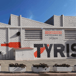 parte exterior de la fábrica de cervezas Tyris con el logo de la marca