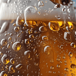 un vaso de cristal lleno de Cerveza Tyris fría y refrescante ideal para amantes del lúpulo