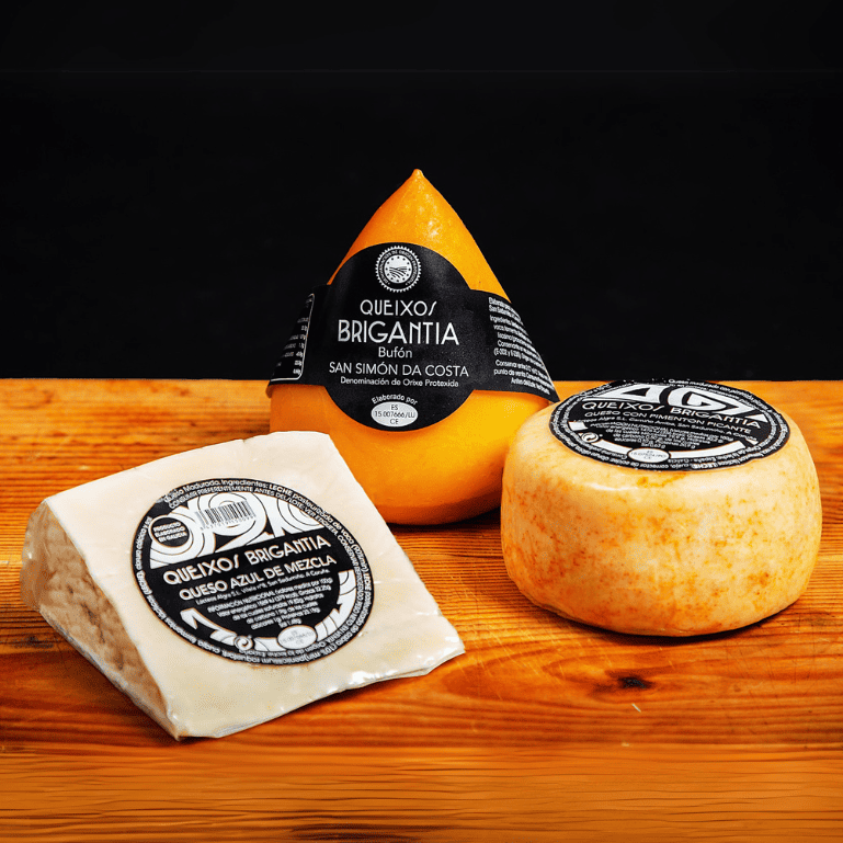 Pack de quesos pimentón, San Simón da Costa y azul de Queixos Brigantia