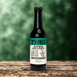 una botella de 33 cl de cerveza artesana Tyris Amor Amargo con fondo verde, una imperial IPA hecha en Valencia de forma artesanal