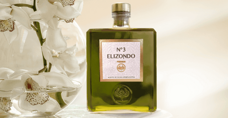 una botella de AOVE Nº 3 Premium Picual de Aceites Elizondo con un florero