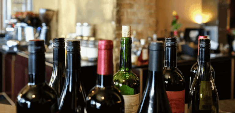 varias botellas de distintos tipos de vinos