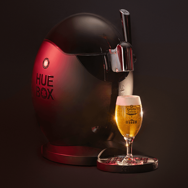Un dispensador Huebox con una copa de Estrella Galicia llena