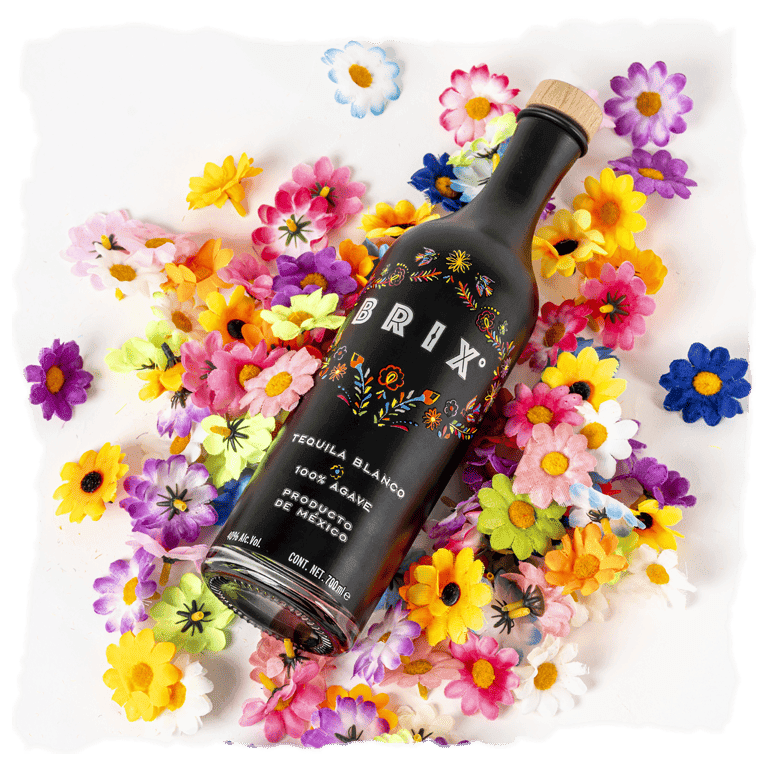 Un botella de tequila Brix con flores