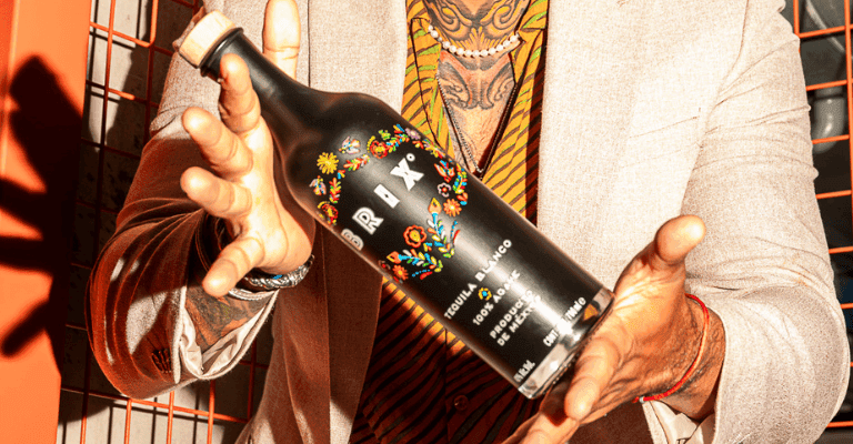 Manos de hombre sostienen Brix tequila