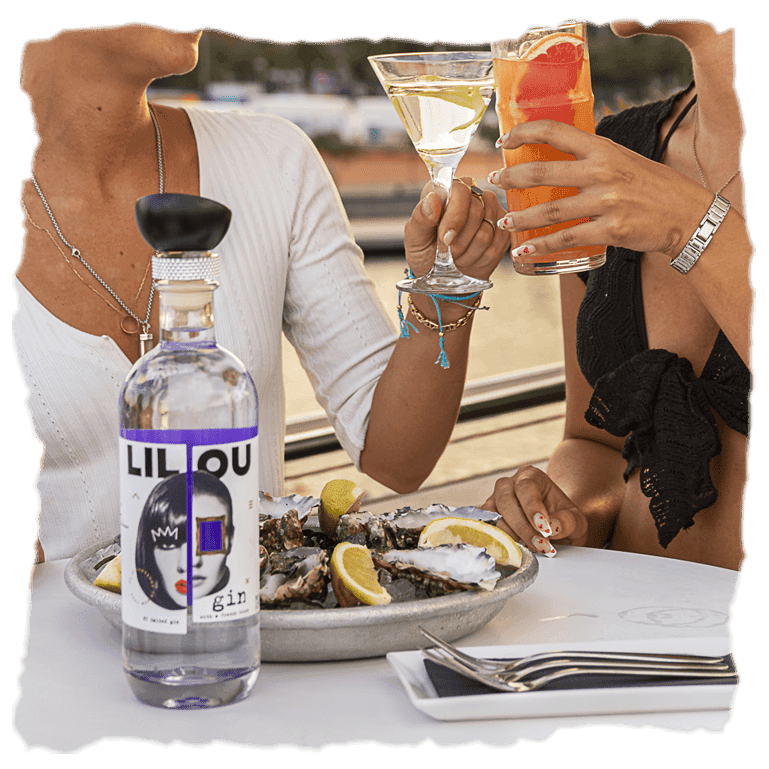 Dos mujeres con un gin tonic y botella de Lilou NY Salted Gin