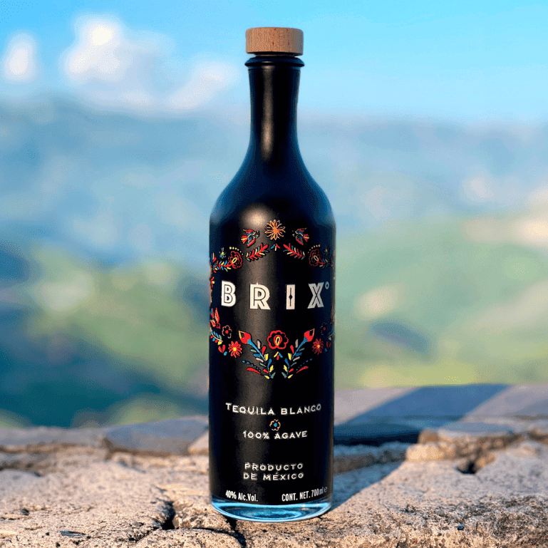 botella de BRIX Tequila con paisaje de fondo