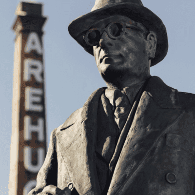 estatua de la marca Arehucas