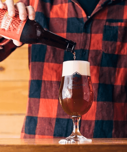 hombre sirve una copa de cerveza Basqueland