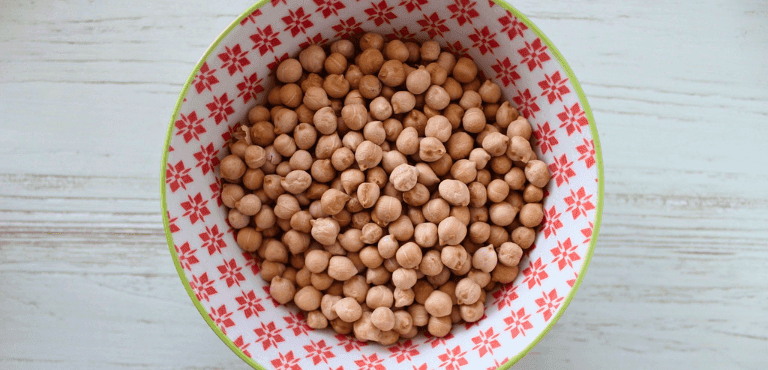 un plato con garbanzos