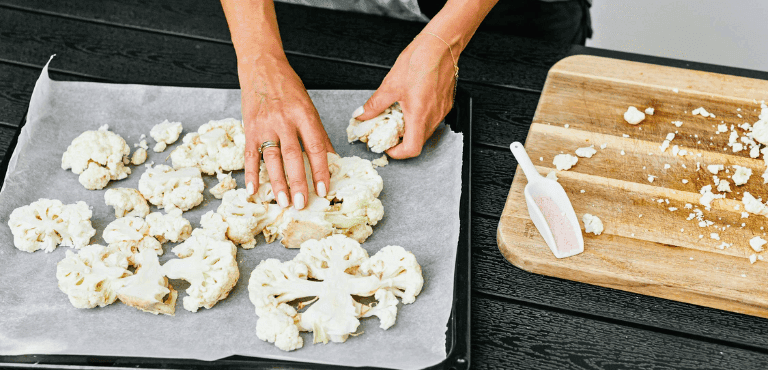 mujer prepara receta con coliflor