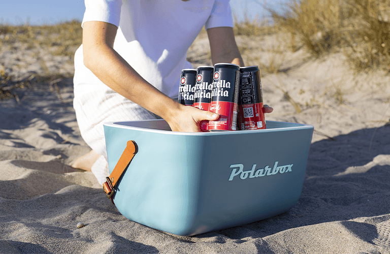 nevera de playa Polarbox con latas de estrella galicia