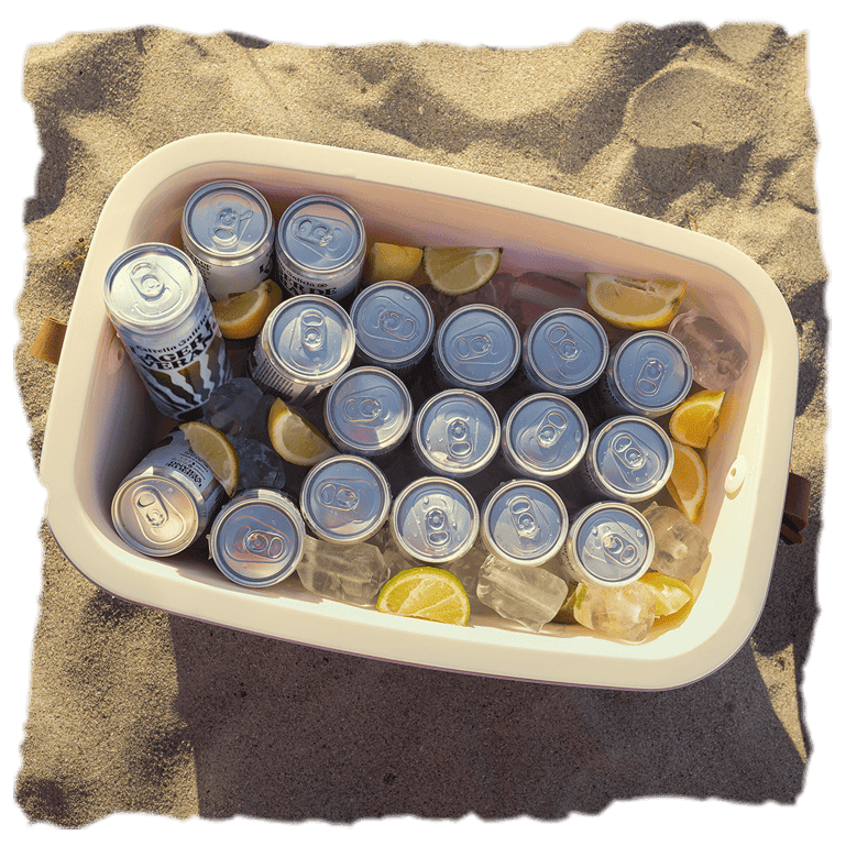 una nevera Polarbox llena de latas en la arena