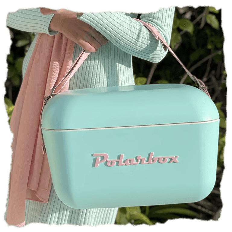 una mujer sostiene una nevera Polarbox