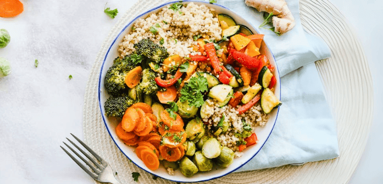 un plato de ensalda de quinoa con vegetales