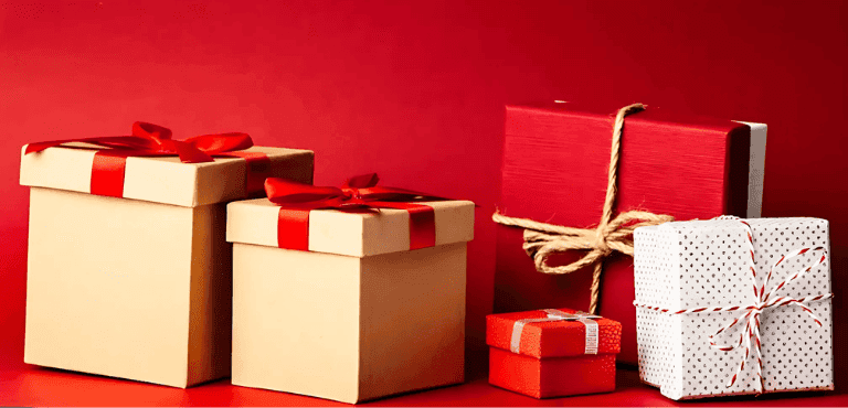 varias cajas de regalos de diferentes tamaños