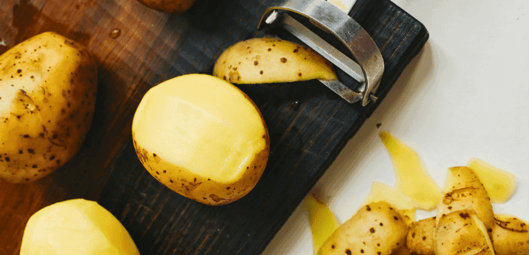 varias patatas peladas a la mitad