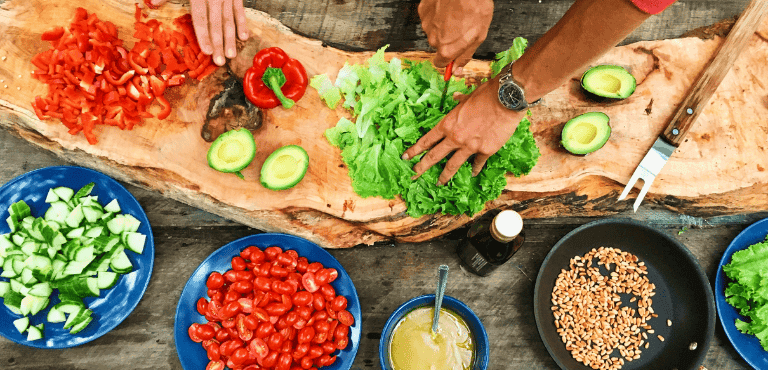 manos preparan recetas con vegetales