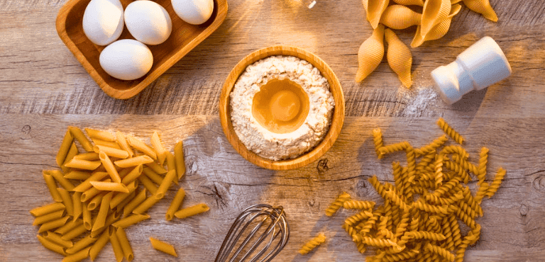 varios tipos de pasta, huevos y harina