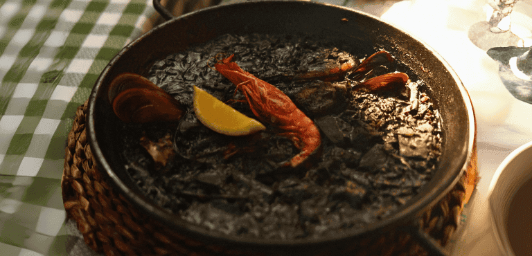 un plato con arroz negro