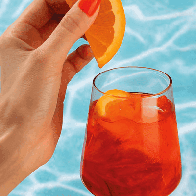 una copa con Amara Brava Spritz en piscina