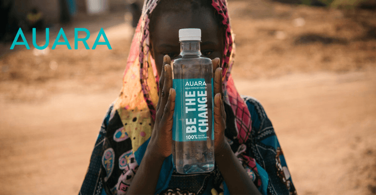 Niño africano con una botella de agua Auara