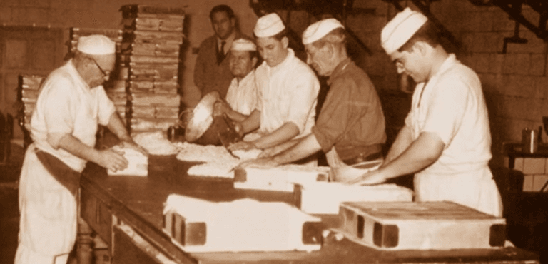 5 trabajadores de Coloma García preparando turrones