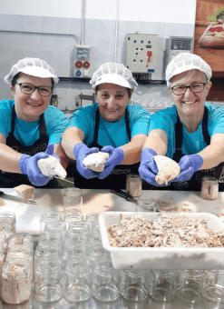 3 mujeres muestran productos Currimar