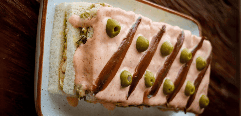 plato con pastel frío de atún