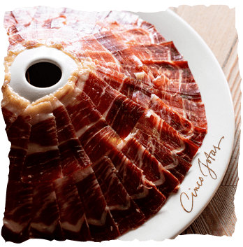 jamón de cinco jotas en un plato