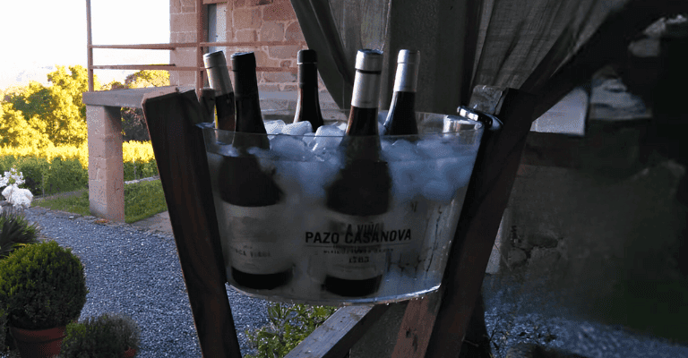 botellas de vino Pazo Casanova enfriandose