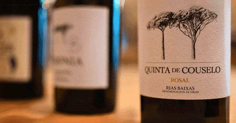 tres botellas de vino Quinta de Couselo sobre una mesa