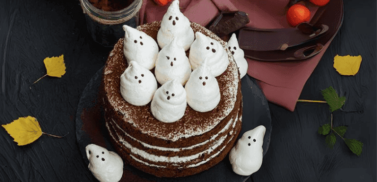 tarta fantasma para Halloween hecha con bica y chocolate