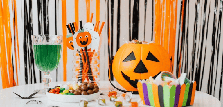 una mesa de una fiesta de halloween con bebidas y dulces