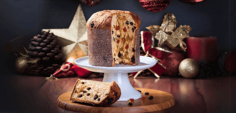 panettone de Navidad en una mesa con decoración navideña