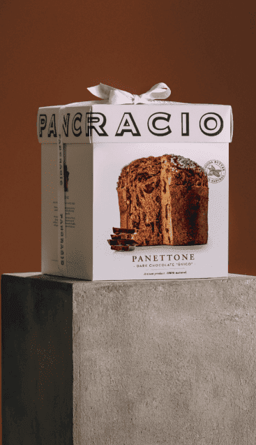 Una caja de panettone de Pancracio sobra un muro