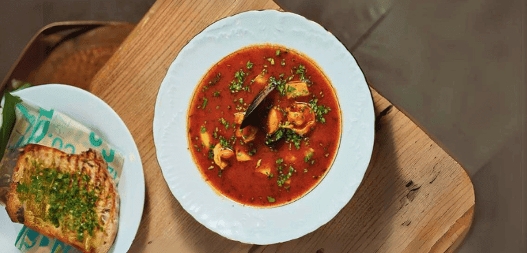 una plato de sopa de marisco casera para navidad sobre una mesa