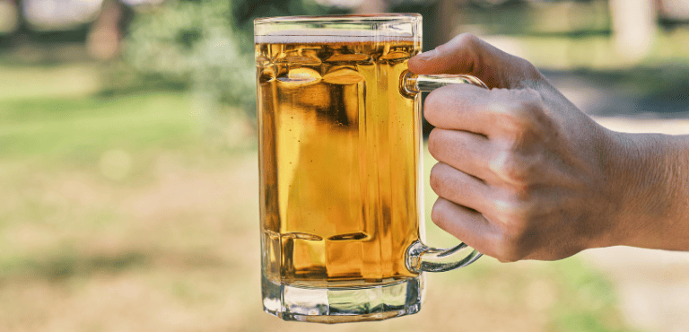 Una jarra de cerveza sin alcohol que combina el sabor clásico con una frescura ligera, perfecta para disfrutar sin comprometer el placer, ideal para quienes quieren beber responsablemente