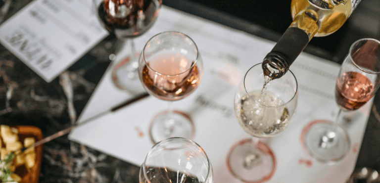 ¿Cómo organizar una cata de vinos en casa y quedar como un pro?