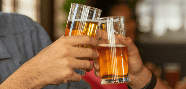 Dos vasos con cervezas sin gluten que son aptas para celiacos y ofrecen sabores variados y aromas que las tradicionales, ideal para quienes buscan disfrutar y cuidar su salud