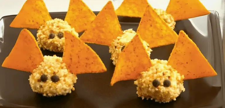 La mejor receta de dip de hummus de garbanzo con nachos ¡Ideal para un Halloween delicioso!