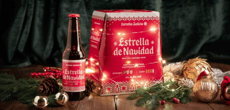 una botella y una caja de Estrella de Navidad de Estrella Galicia edición especial ideal para regalar durante la Navidad