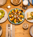¿Sin ideas para cenar y con 30°C en casa? Estas cenas exprés son perfectas para los días de más calor (¡con maridaje incluido!)