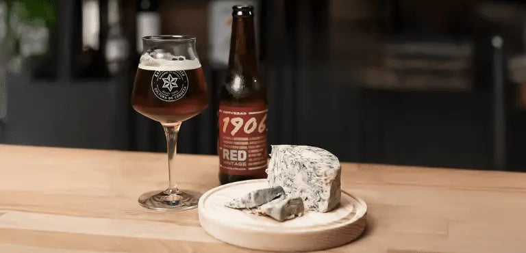 Maridaje de cerveza 1906 Red Vintage y queso azul
