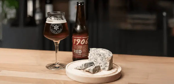 Maridaje de cerveza 1906 Red Vintage y queso azul