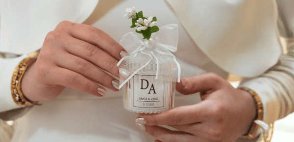 Una novia sostiene un regalo para sus invitados en el día de su boda.