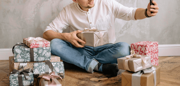 Un hombre recibe varias cajas de regalo cerveceros, con packs, ediciones especiales y más