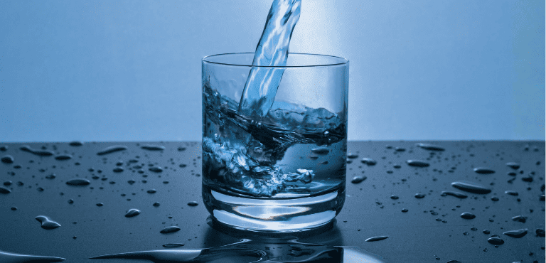 Un vaso de cristal con agua funcional, una nueva forma de hidratación inteligente para el bienestar.